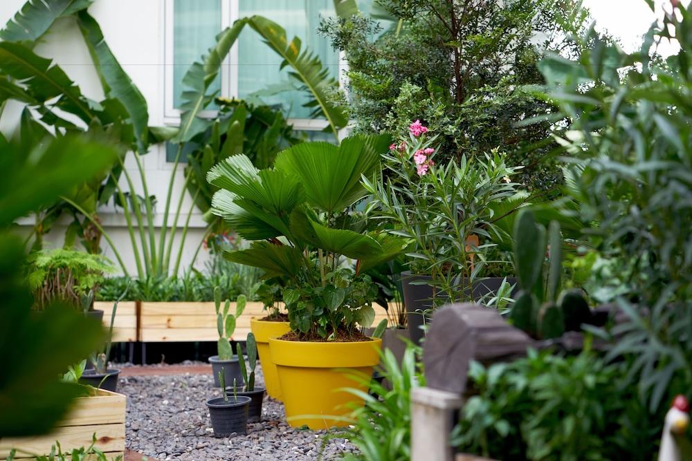 曼谷拉差达姆里都喜套房酒店 外观 照片 A rooftop garden in Singapore