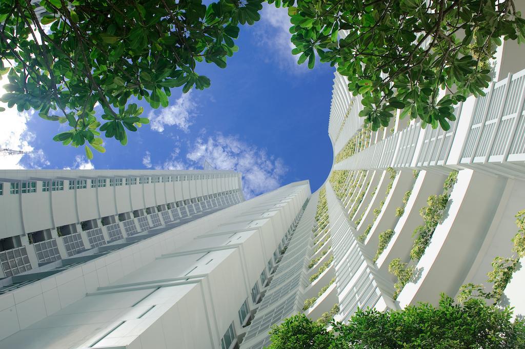 曼谷拉差达姆里都喜套房酒店 外观 照片 The vertical green wall at the National University of Singapore