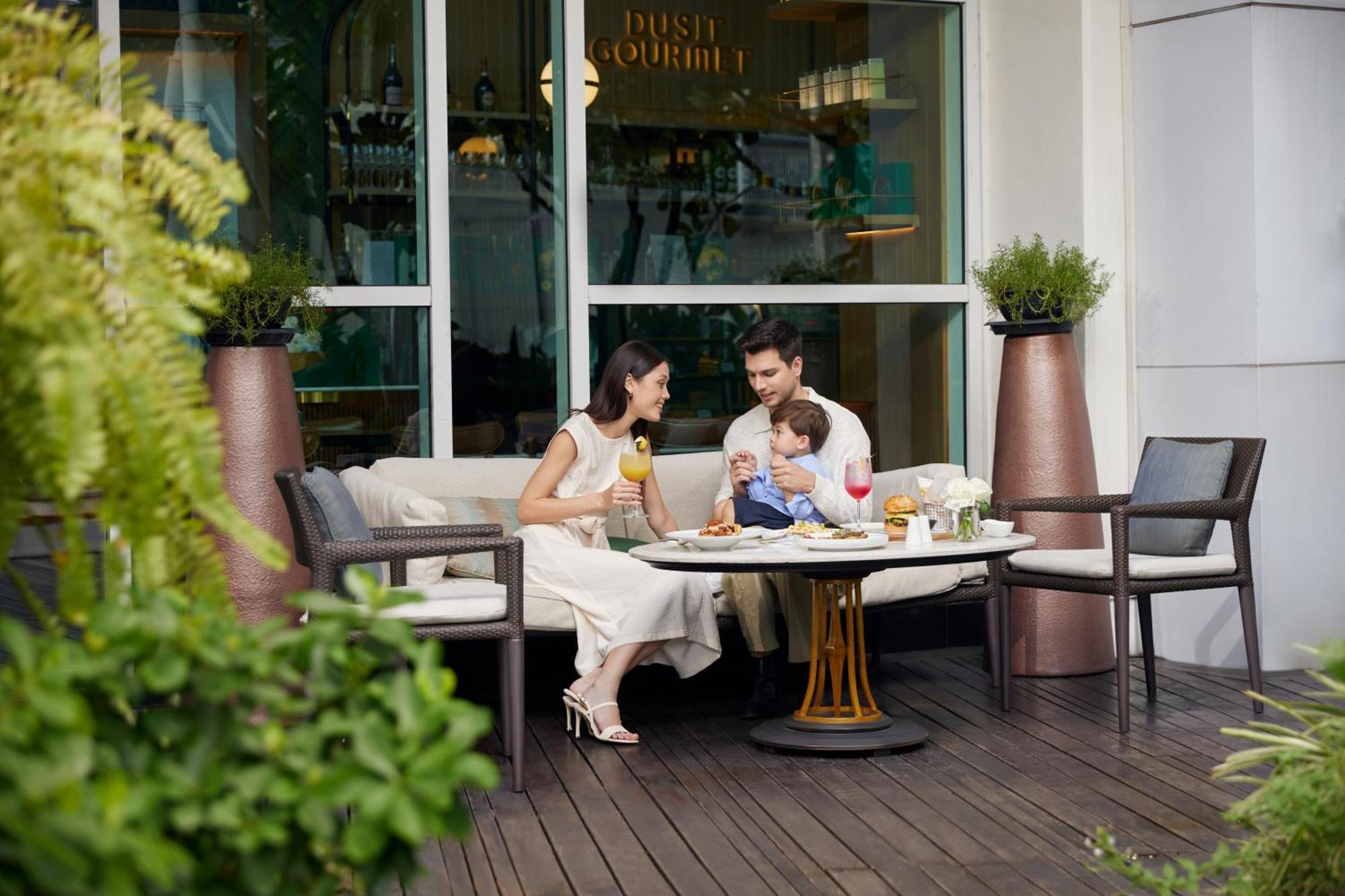 曼谷拉差达姆里都喜套房酒店 外观 照片 Family at the pool deck