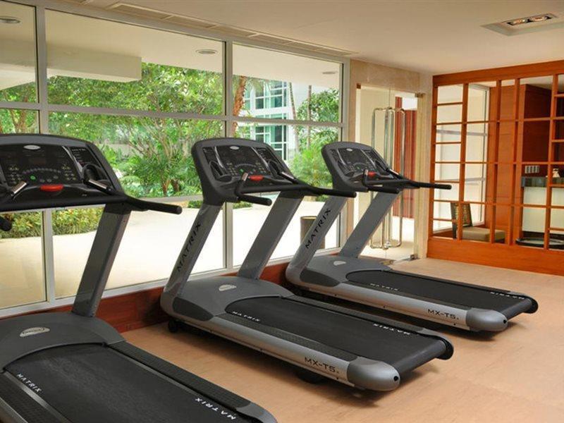 曼谷拉差达姆里都喜套房酒店 外观 照片 Treadmills in a gym